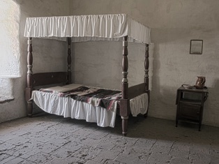 Commandantes bed.jpg